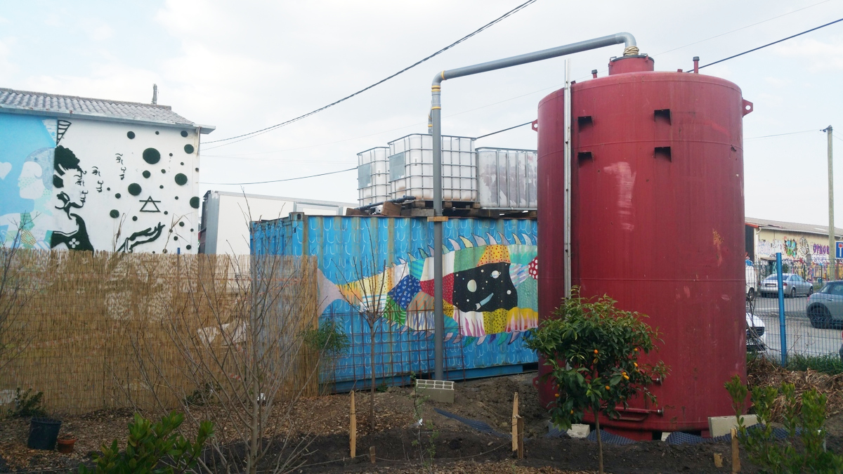 L'ensemble cuves + citerne fonctionne comme un bassin de rétention externe en permaculture